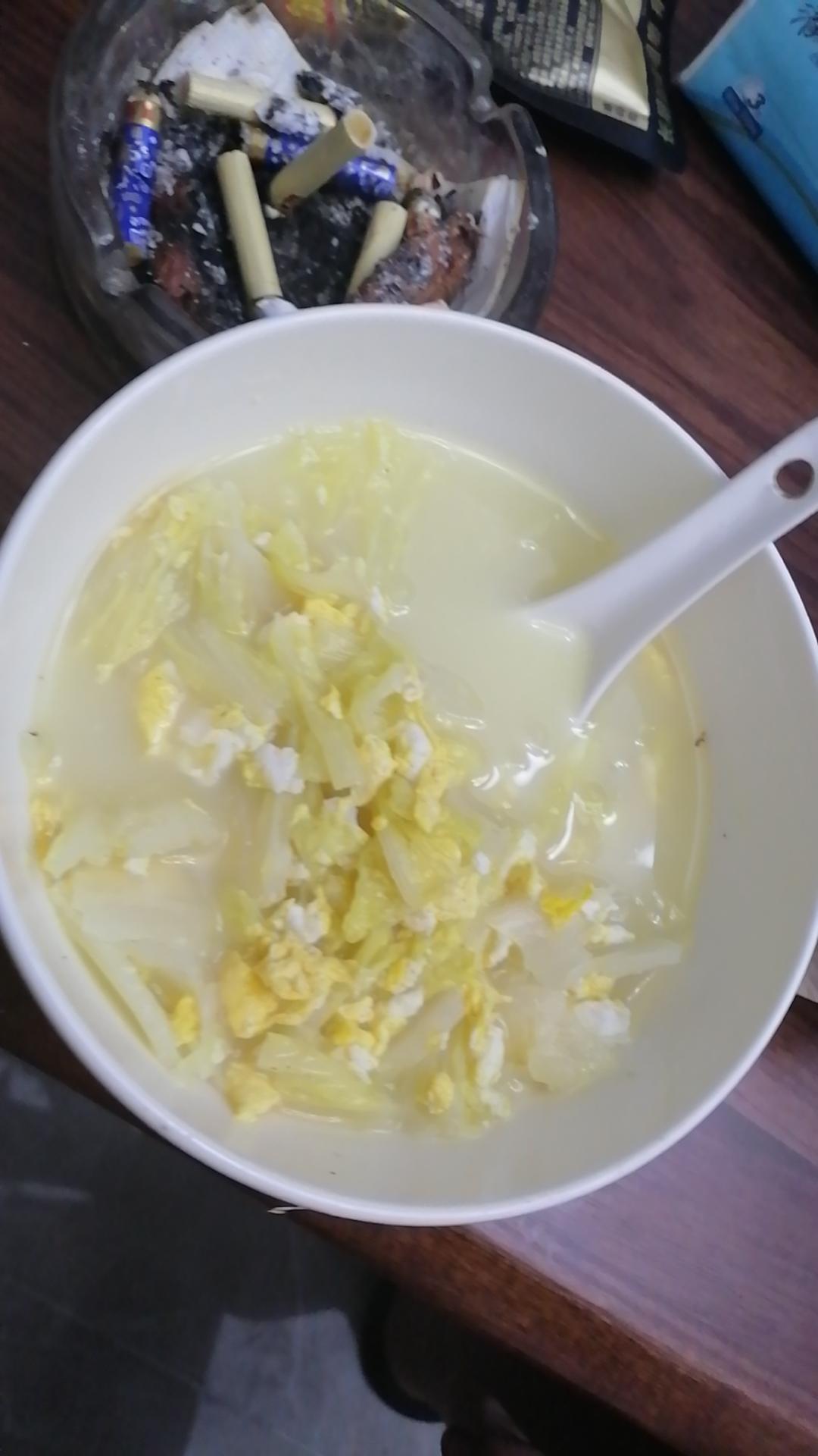 奶白色的白菜鸡蛋汤