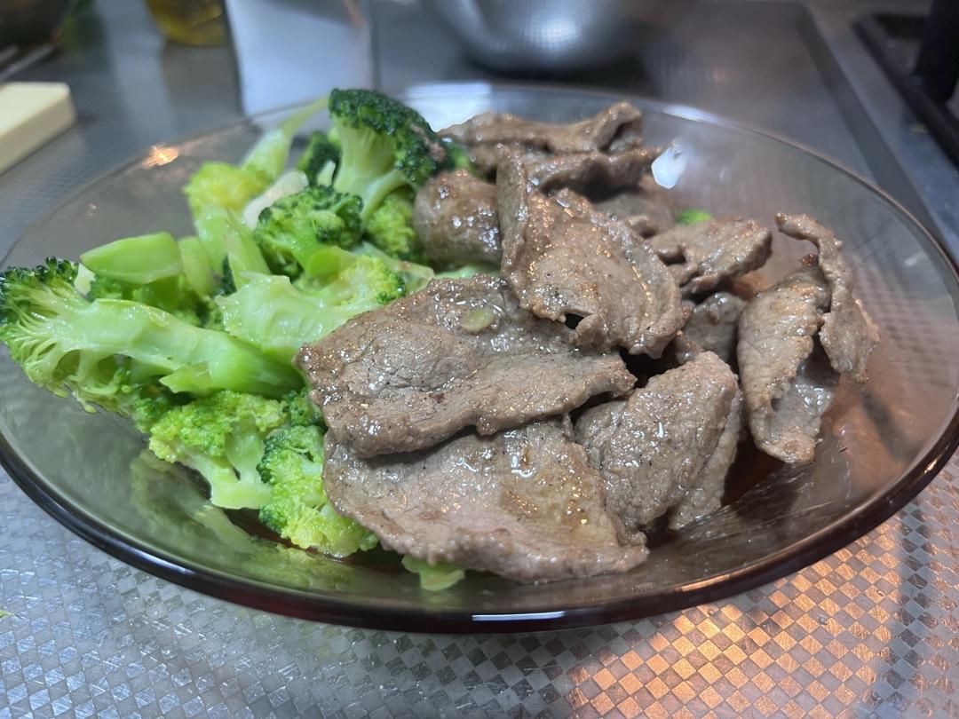 蚝油牛肉浇西兰花