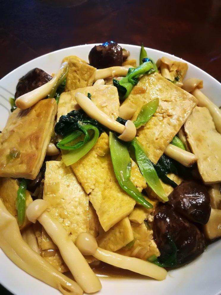 丫雨荷丫做的炖炒豆腐香菇小白菜勾氏私房菜