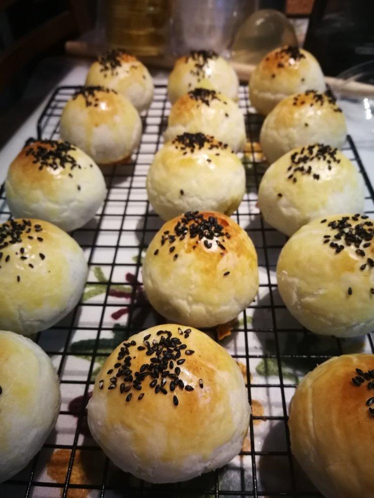 蛋黄酥（超详细步骤，附红豆沙馅做法）