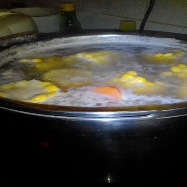 玉米胡萝卜炖猪骨汤