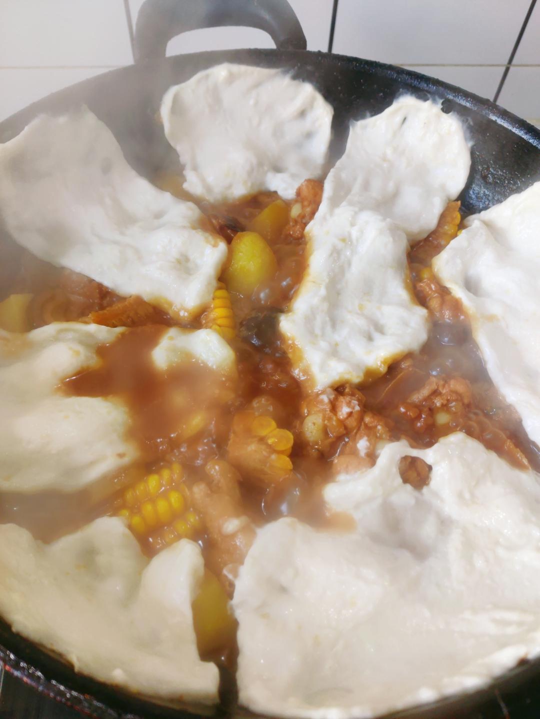 地锅鸡，教你贴饼子好吃的小技巧~