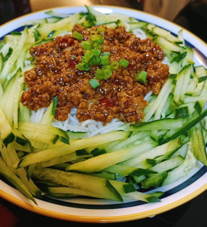 我发誓这将是你吃过最好吃的炸酱面，一口下去回味无穷！！！
