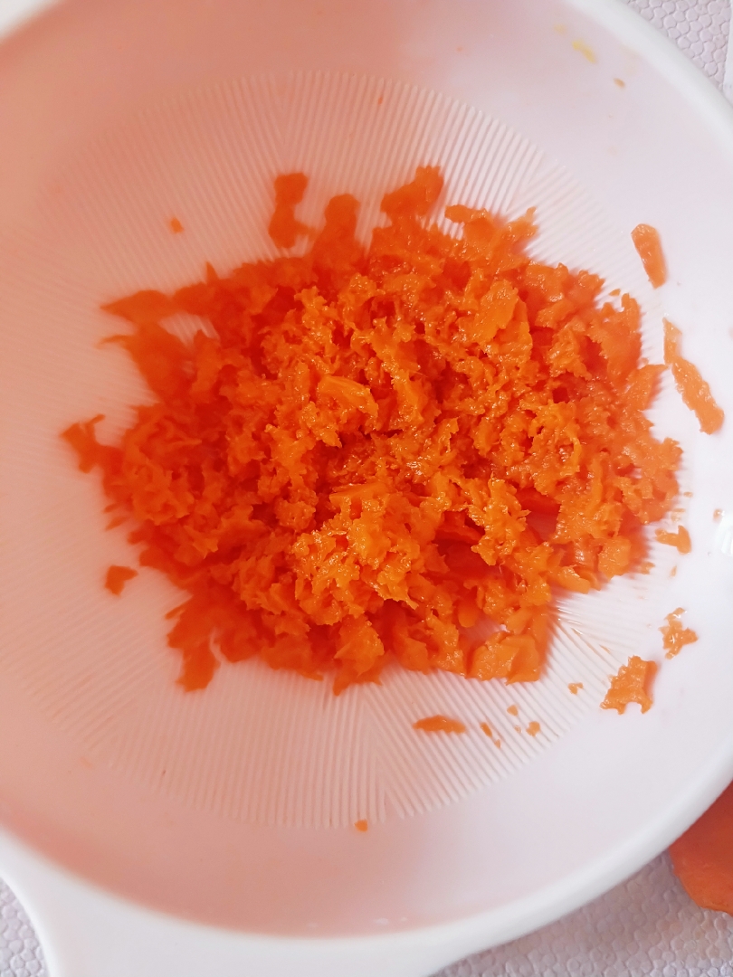 8个月宝宝辅食粥——胡萝卜鳕鱼粥的做法 步骤2