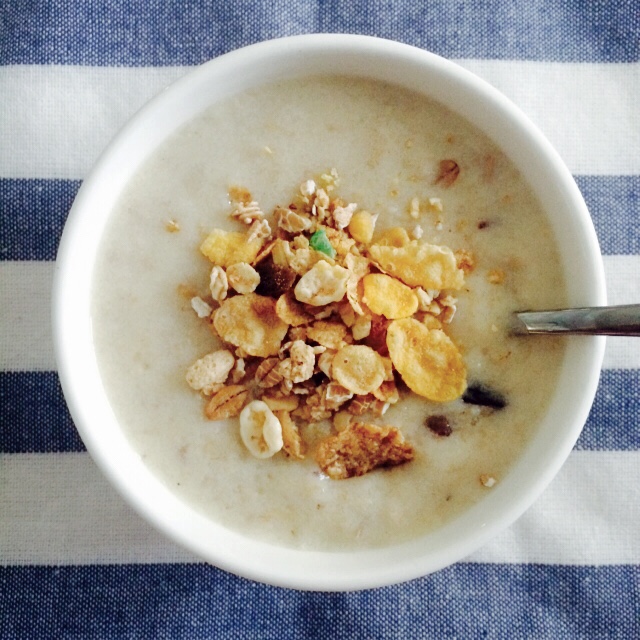 喵小靓做的牛奶燕麦粥