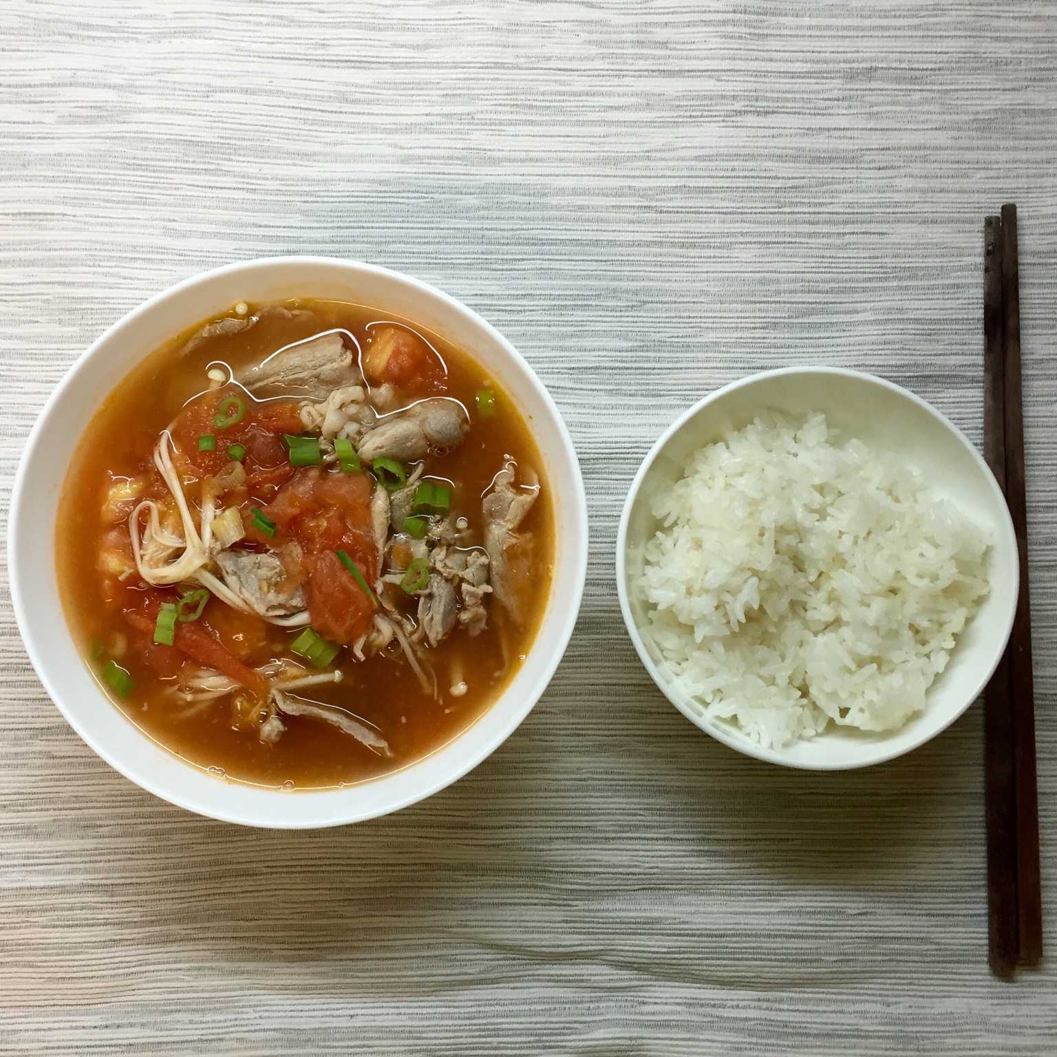 金针菇肥牛番茄锅