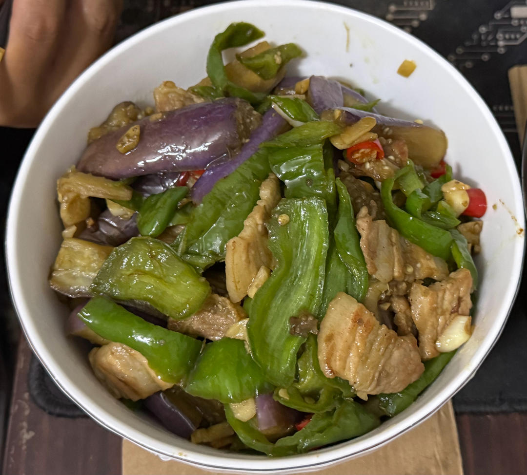 家常菜：茄子炒肉丝（少油保色法）