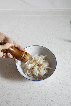 视频【番茄巴沙鱼煲】番茄烩巴沙鱼的做法 步骤1