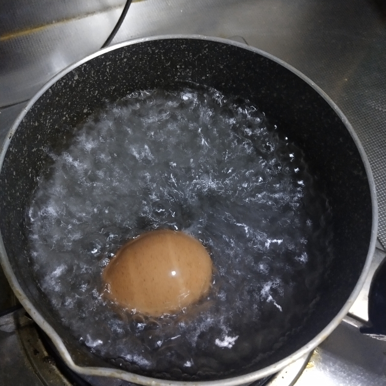 溏心蛋（用开水煮冷藏蛋的准确时间）的做法 步骤5