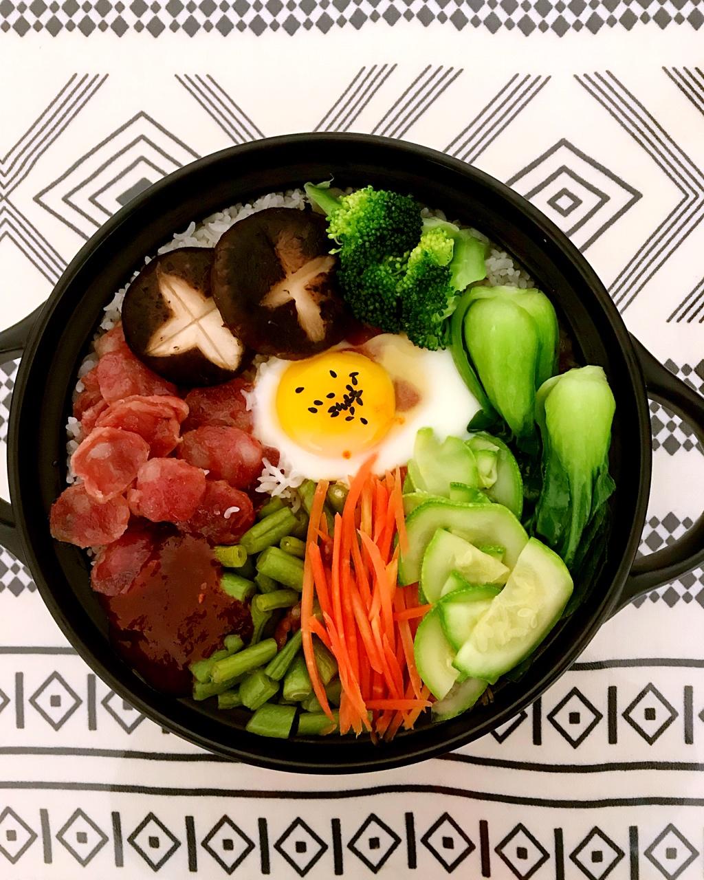 广式腊味煲仔饭