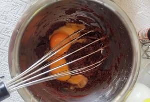 红红火火红丝绒草莓戚风蛋糕的做法 步骤7