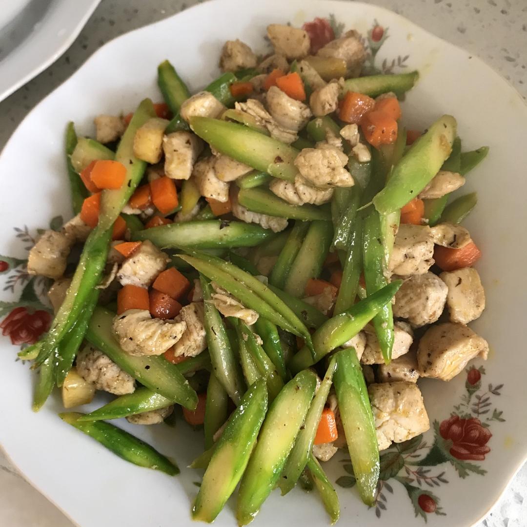 炒三丁（芦笋胡萝卜鸡脯肉）