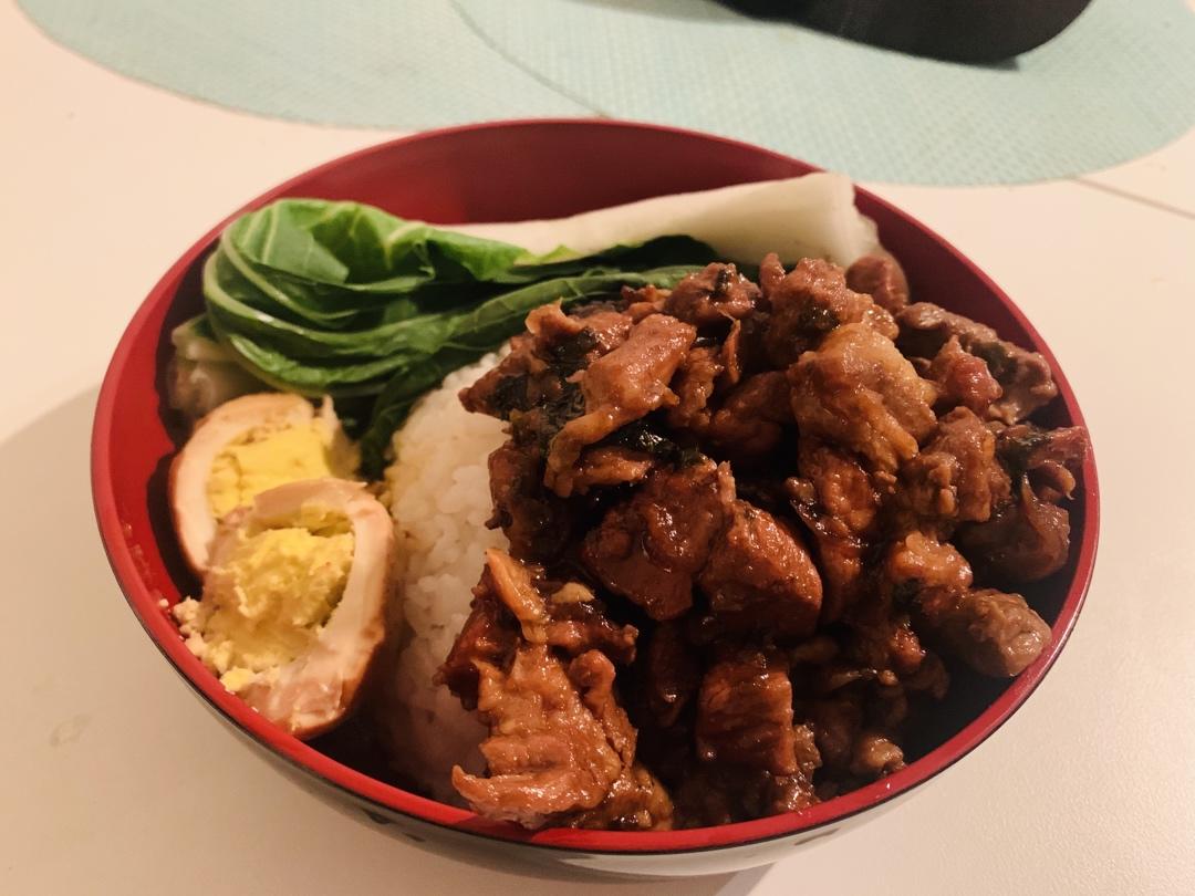 洋葱酥卤肉饭
