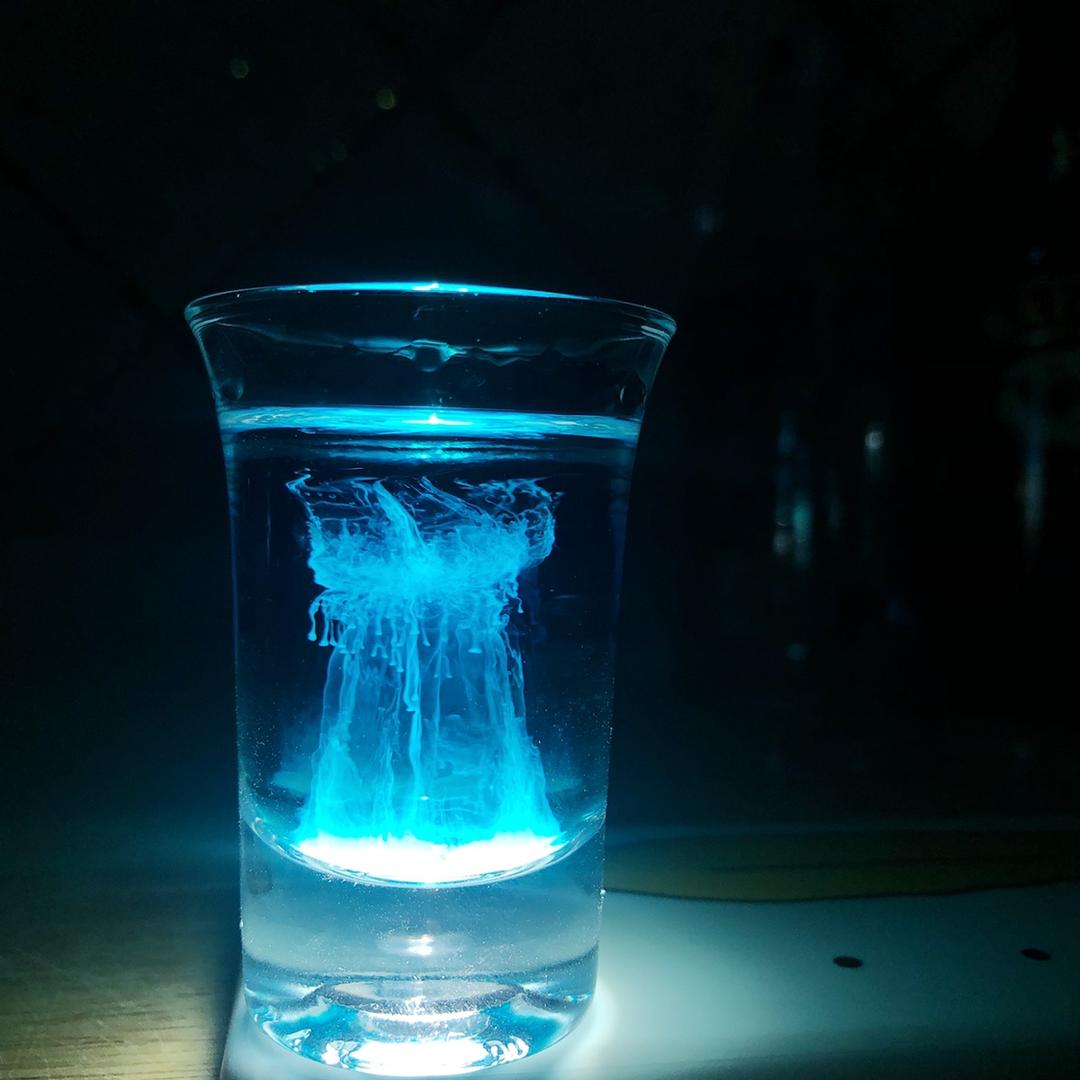 蓝色水母鸡尾酒