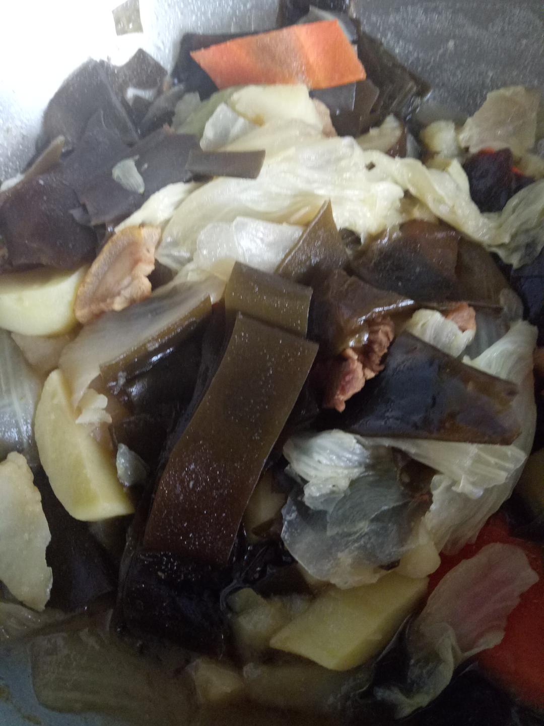 五花肉燉海帶土豆白菜