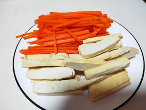 超简单易上手的胡萝卜炒香干的做法 步骤1