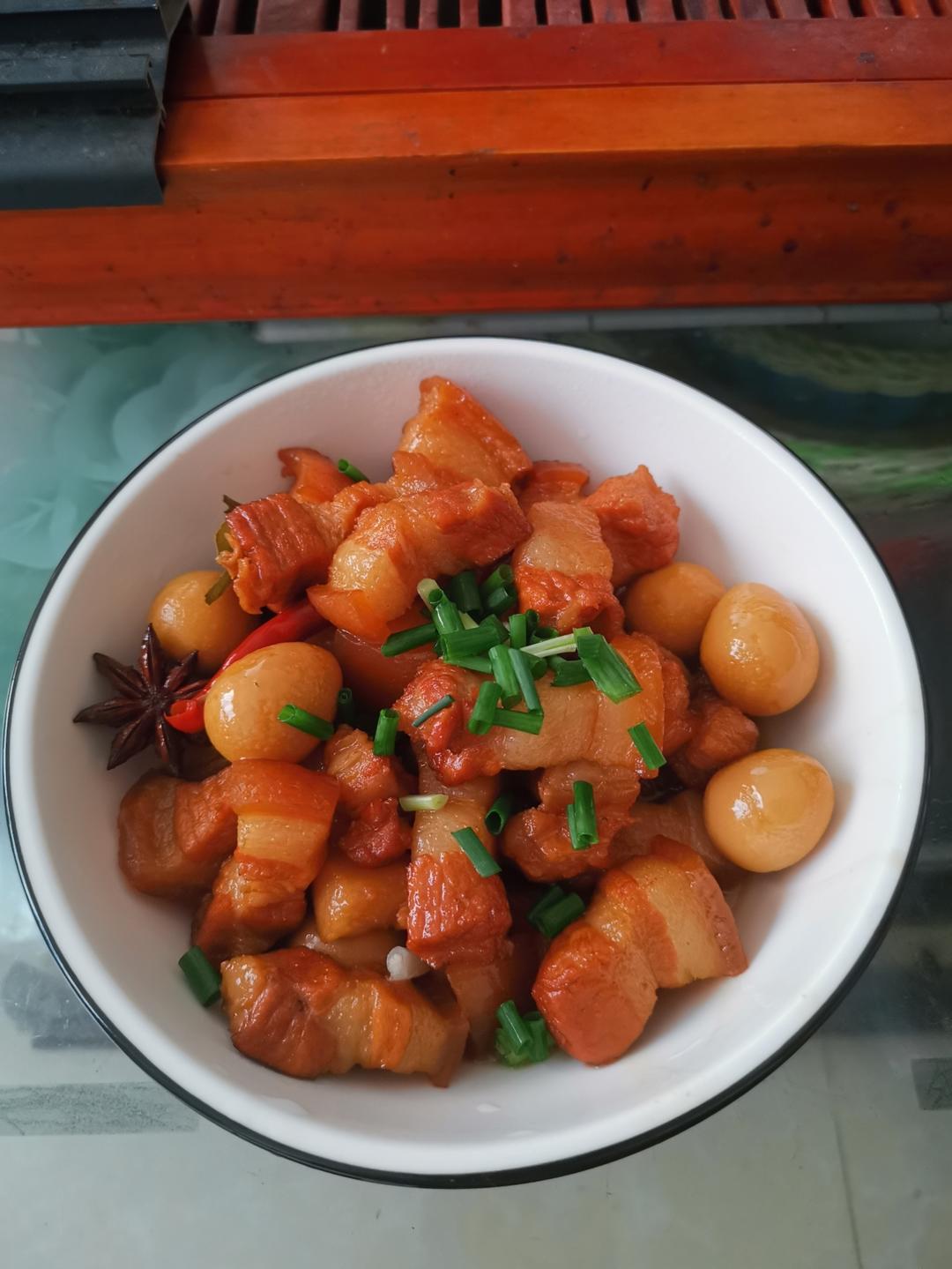 红烧肉炖鹌鹑蛋