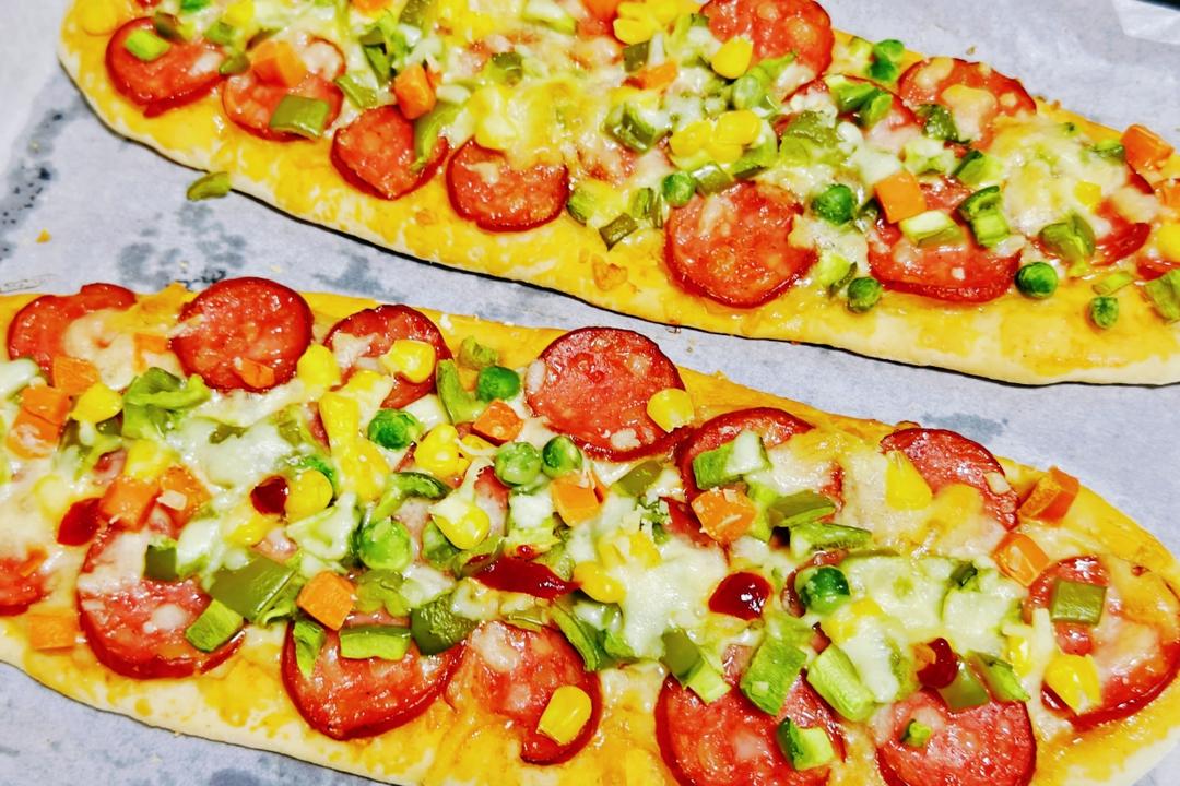 薄饼脆皮火腿pizza