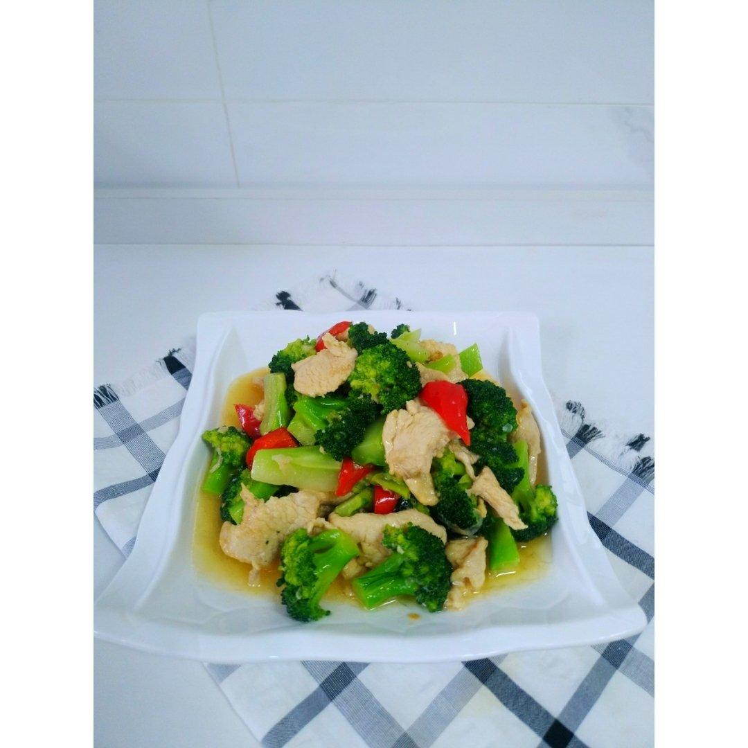 鸡胸肉炒西兰花