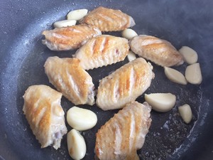 蒜香蚝油鸡翅中的做法 步骤3