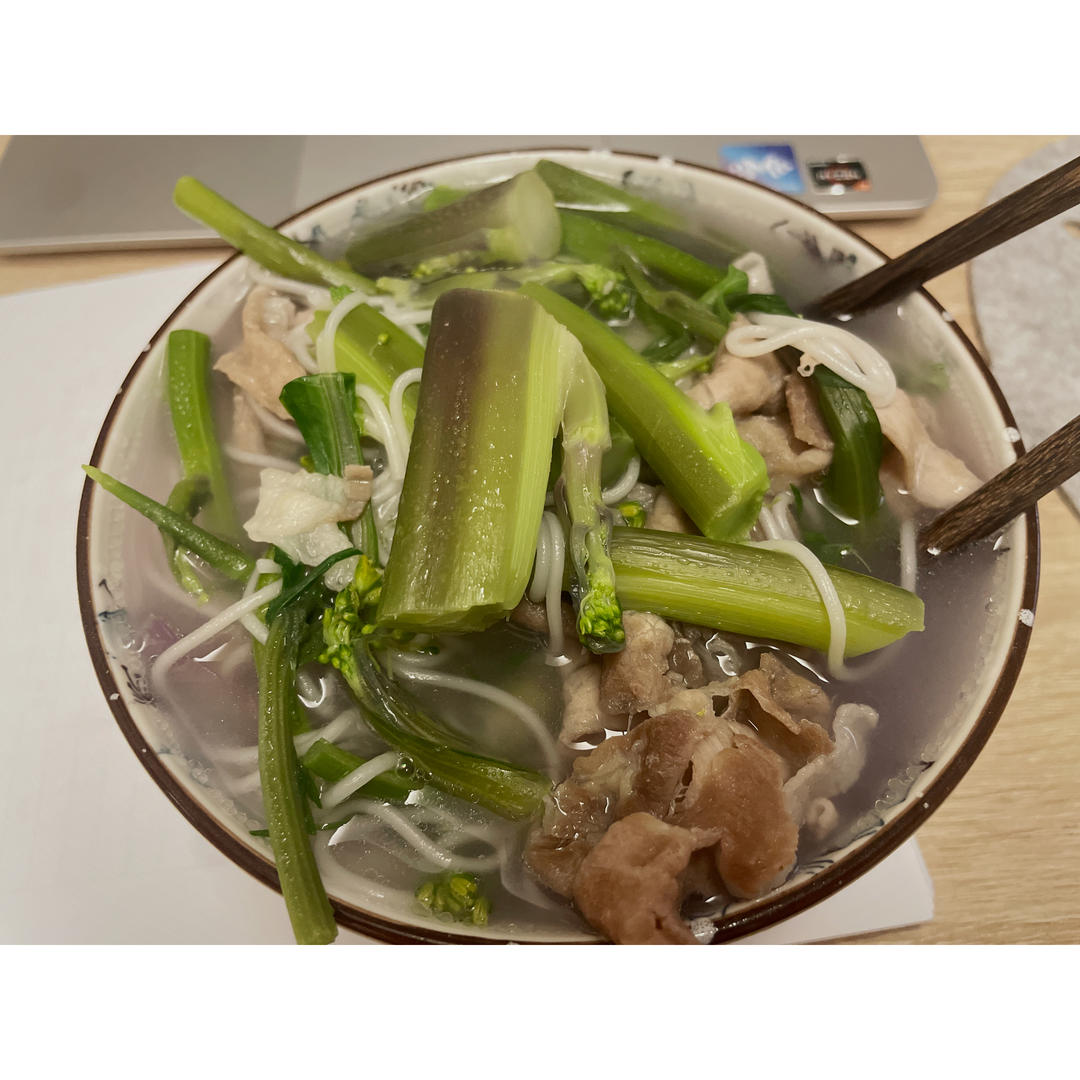 温暖的羊肉卷汤面