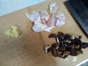 香菇滑鸡饭（微波炉版）的做法 步骤2
