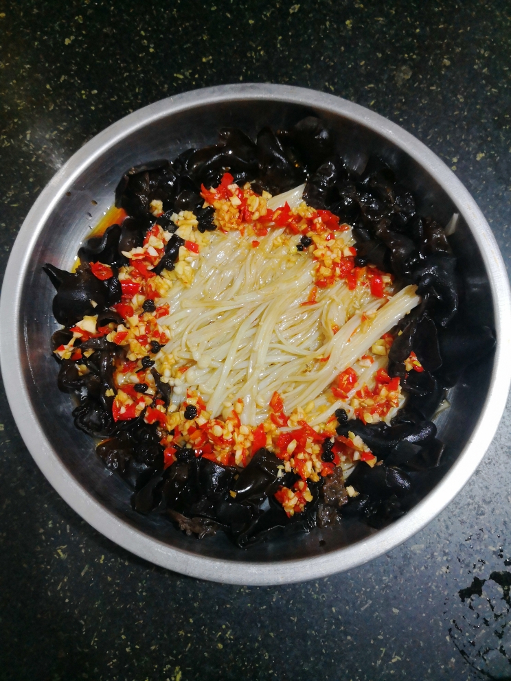 通便神菜 剁椒金针菇木耳的做法