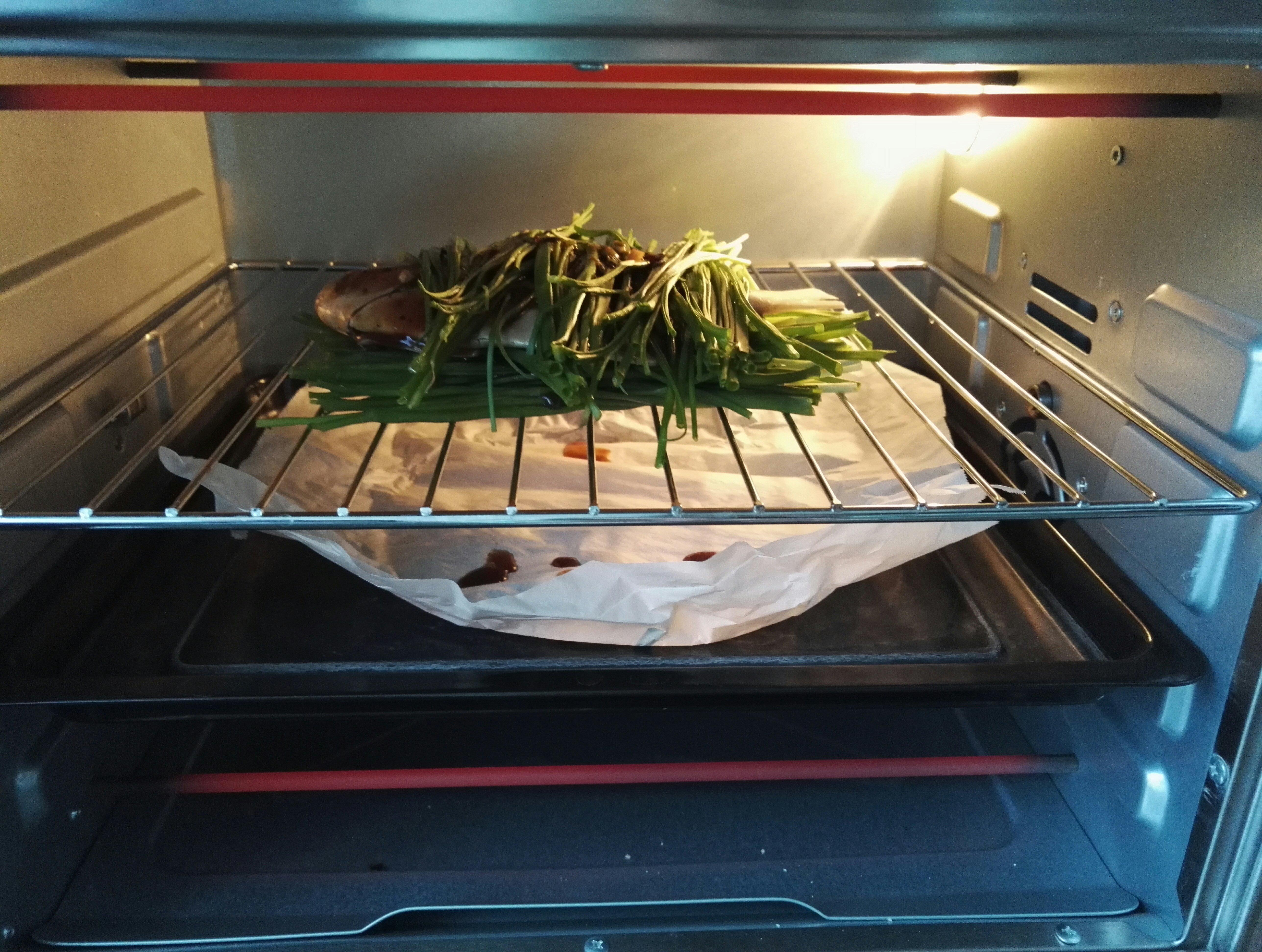 葱烤鲳鱼的做法 步骤3