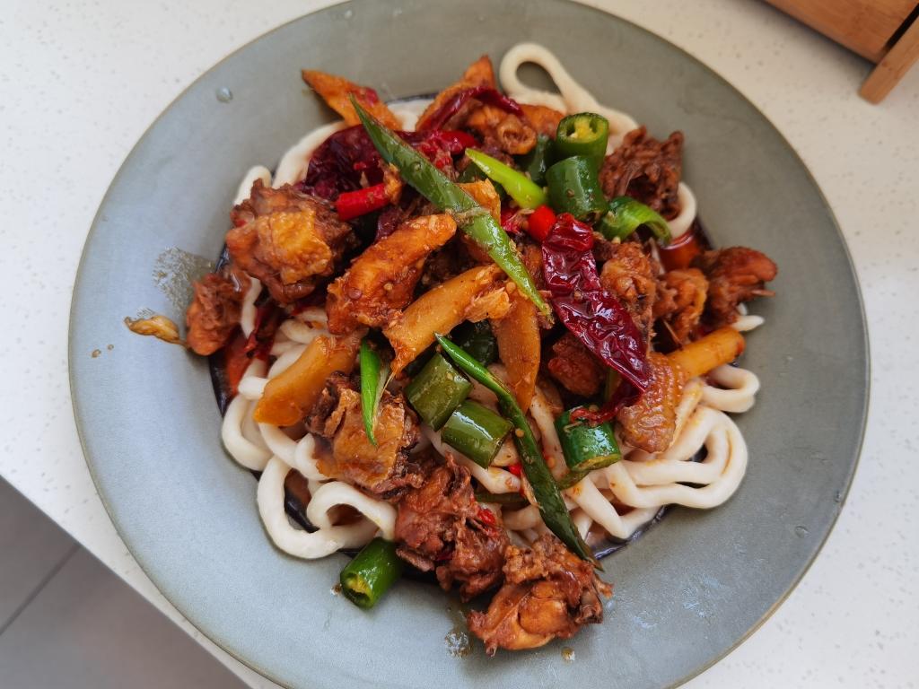 不一样的生日长寿面-辣爆小公鸡拌面