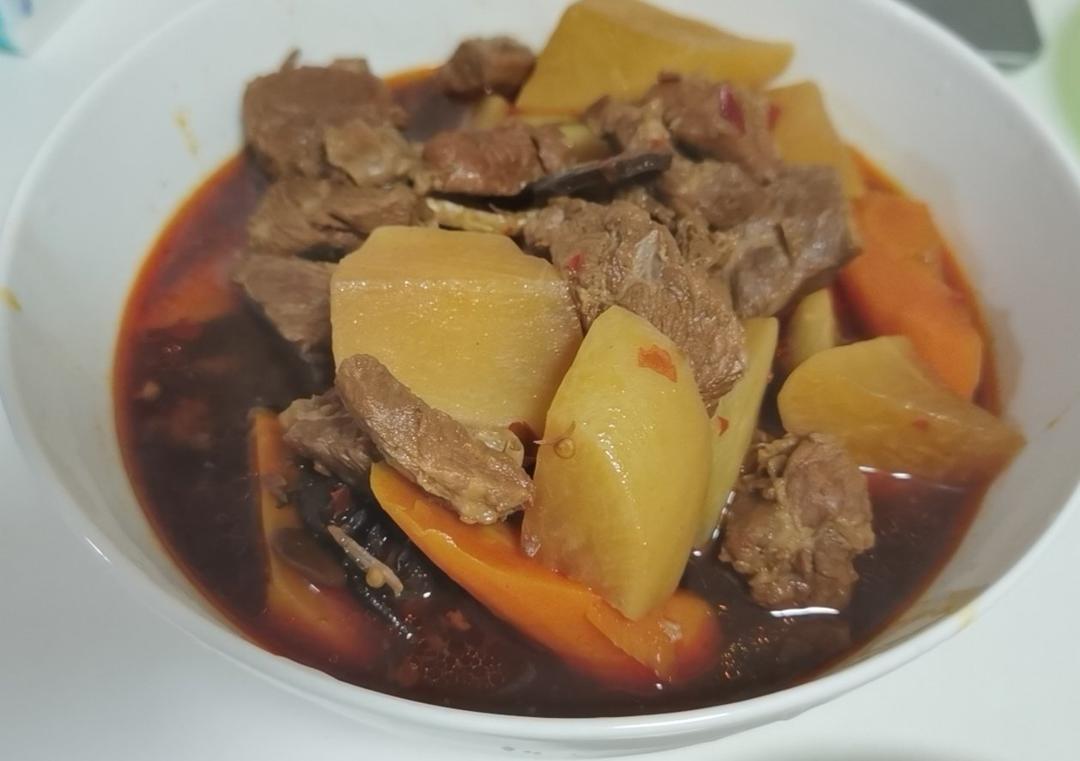 川味红白萝卜混烧牛肩肉