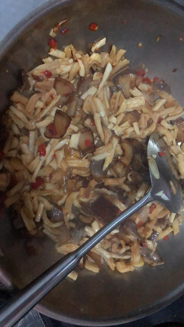 萝卜干炒腊肉（湘菜）新增腊肉快速去咸的方法