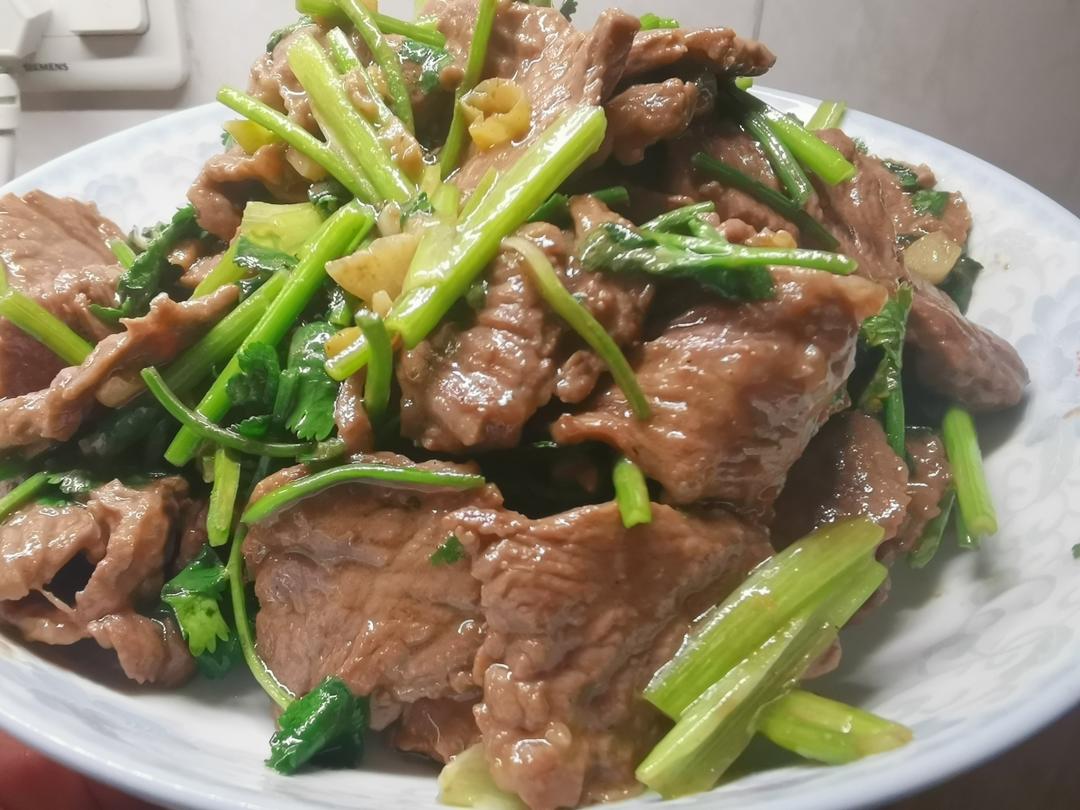 香菜炒牛肉，香辣下饭，爱吃香菜的朋友看过来，拌饭绝了