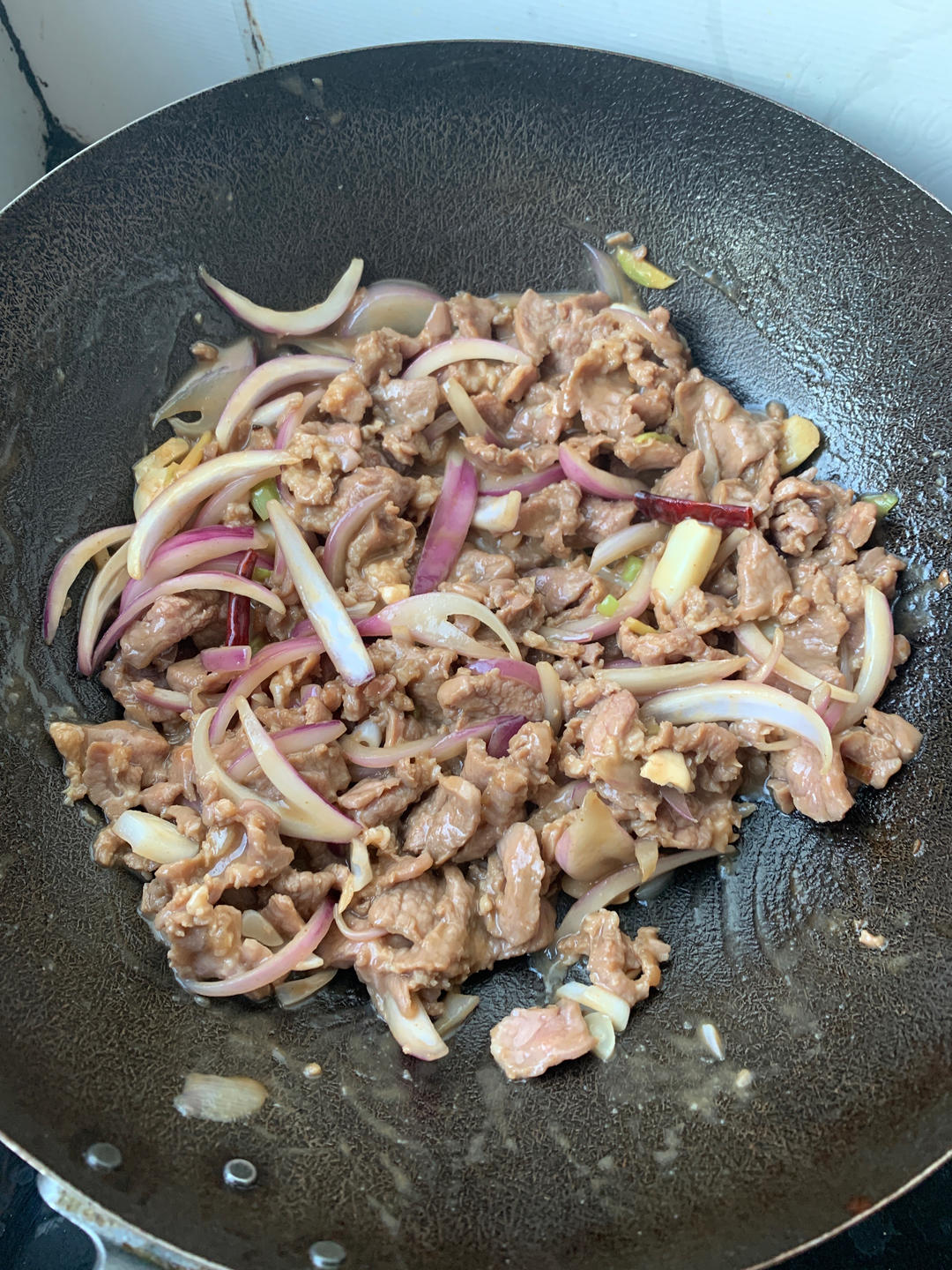 洋葱炒羊腿肉-用这个方法炒羊肉，无膻味还不柴，做出来的羊肉又鲜又嫩