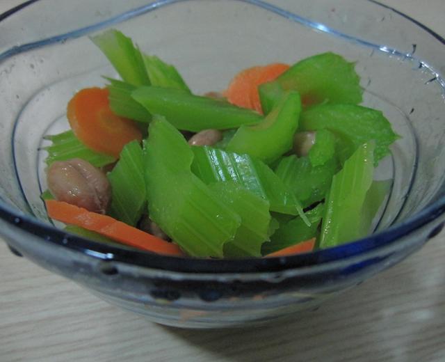芹菜花生米的做法