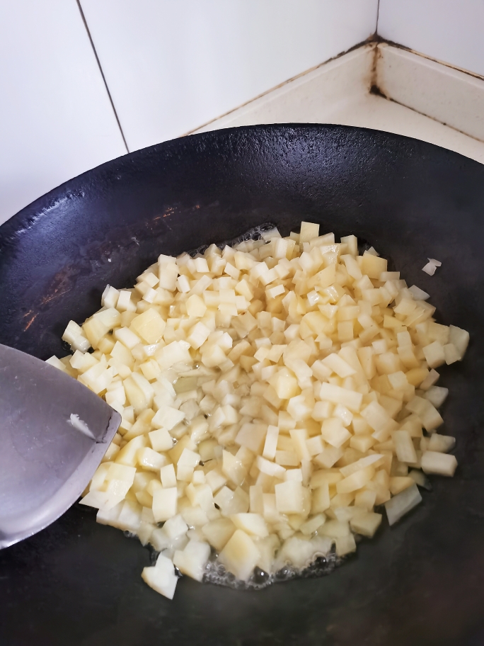小白菜熬洋芋的做法 步骤2