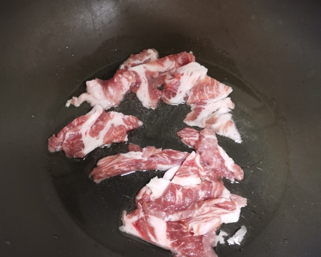 快炒，平菇炒肉，蘑菇炒出肉味道的做法 步骤3