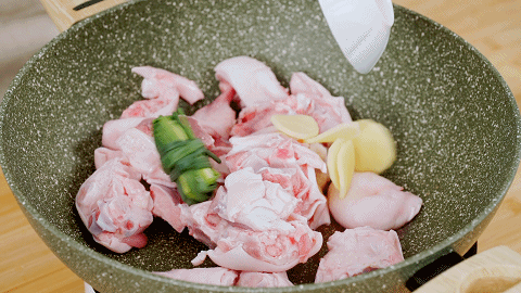 贴秋膘【五指毛桃蒸猪手】的做法 步骤1