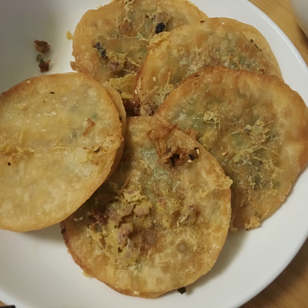 煎炸葱香饺子饼 饺子皮变身嘎吱脆的小吃
