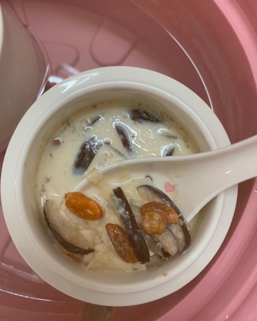 花胶鲜奶炖燕窝汤