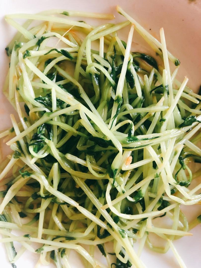 清炒豌豆苗，就爱这抹带着清香的翠绿～