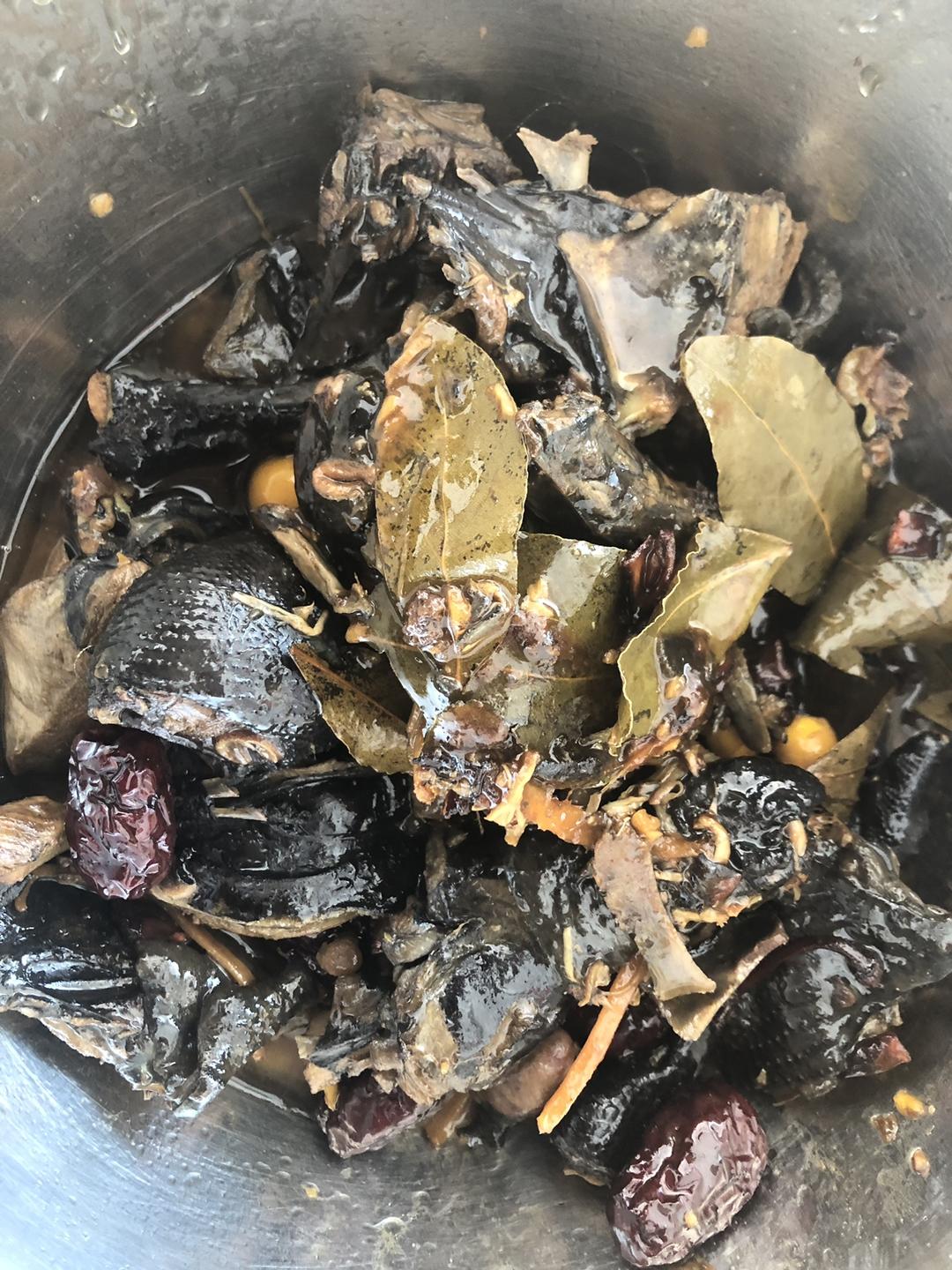 6粒姜5片葱3根料酒半勺盐3克酱油半勺香叶4片八角4个卤 乌鸡的做法小