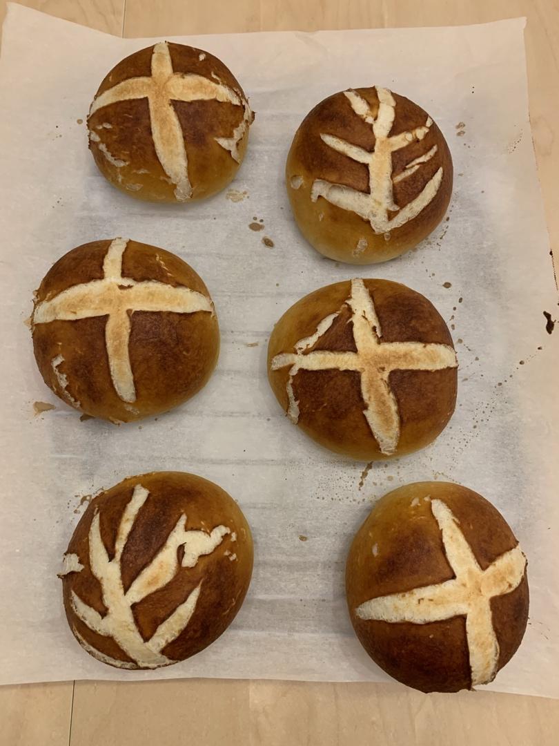 Soft pretzel buns