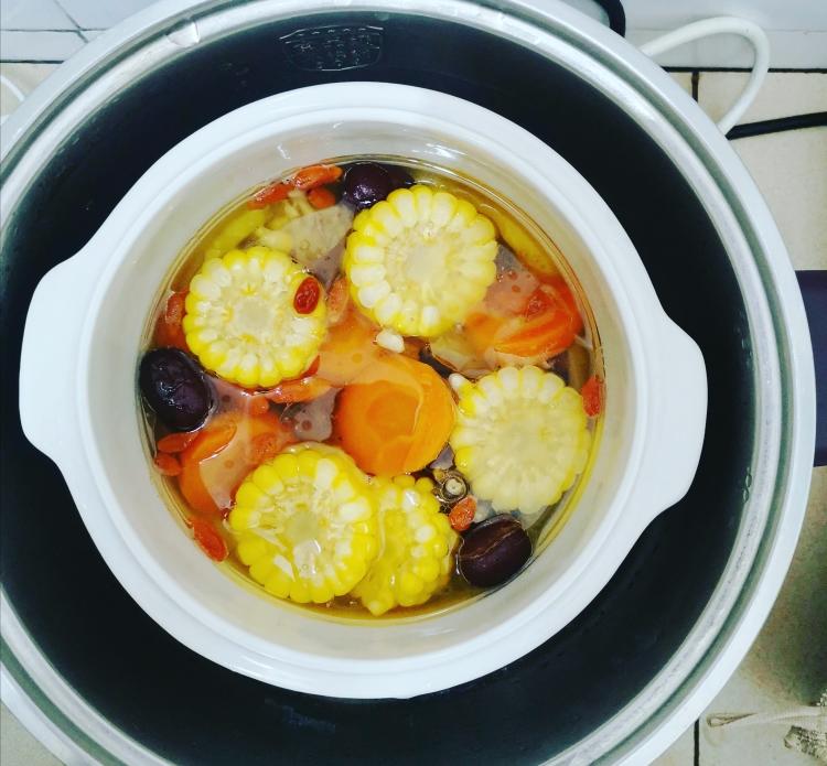 红枣枸杞胡萝卜玉米炖鸡汤