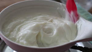 只要1个平底锅就能做的椰奶冻，免蒸免炸，Q弹顺滑奶味浓郁的做法 步骤3