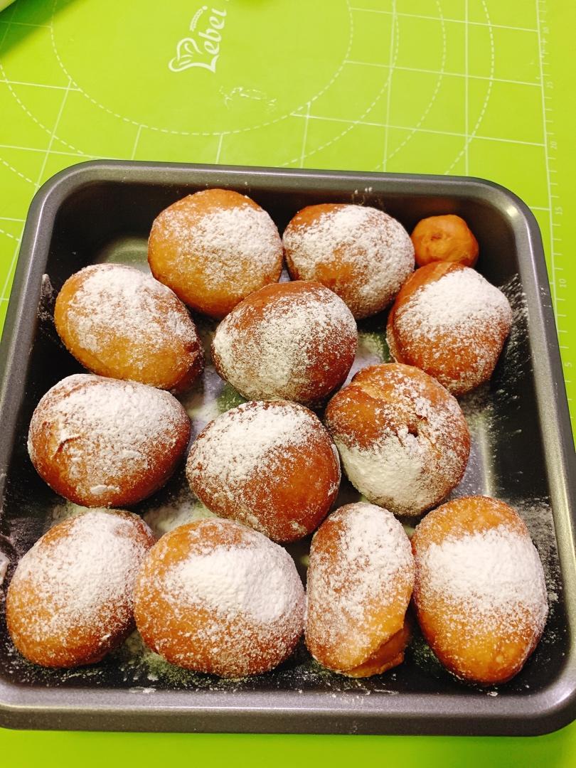 好吃到哭泣的甜甜圈VANILLA CREAM-FILLED DOUGHNUTS
