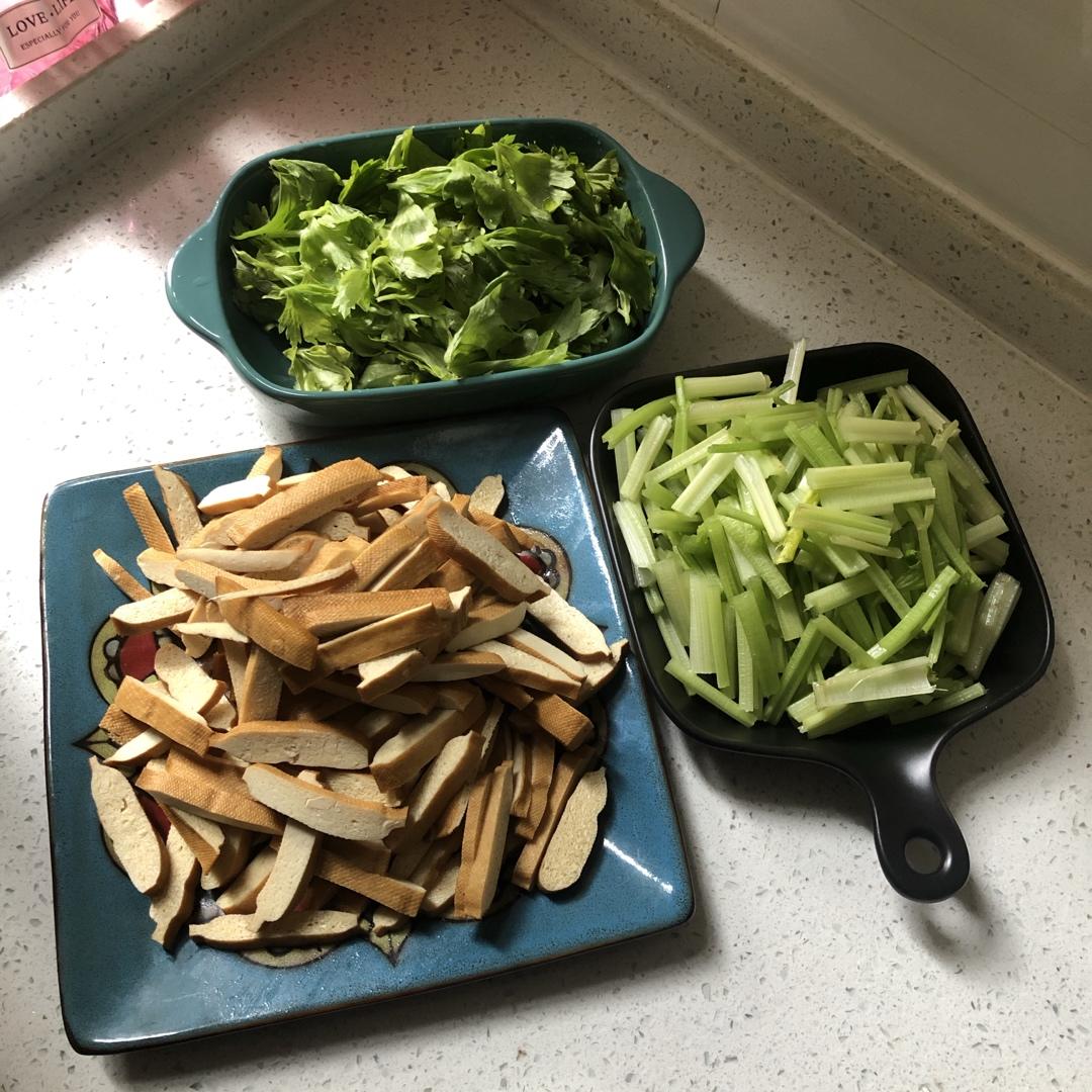 素菜：芹菜炒豆腐干