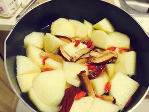 苹果枸杞大枣汤的做法 步骤2