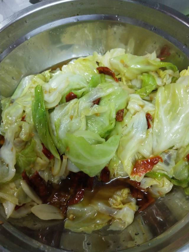 郝辉辉_啦_做的厨师长教你"手撕包菜"的家常做法,简单又不失美味
