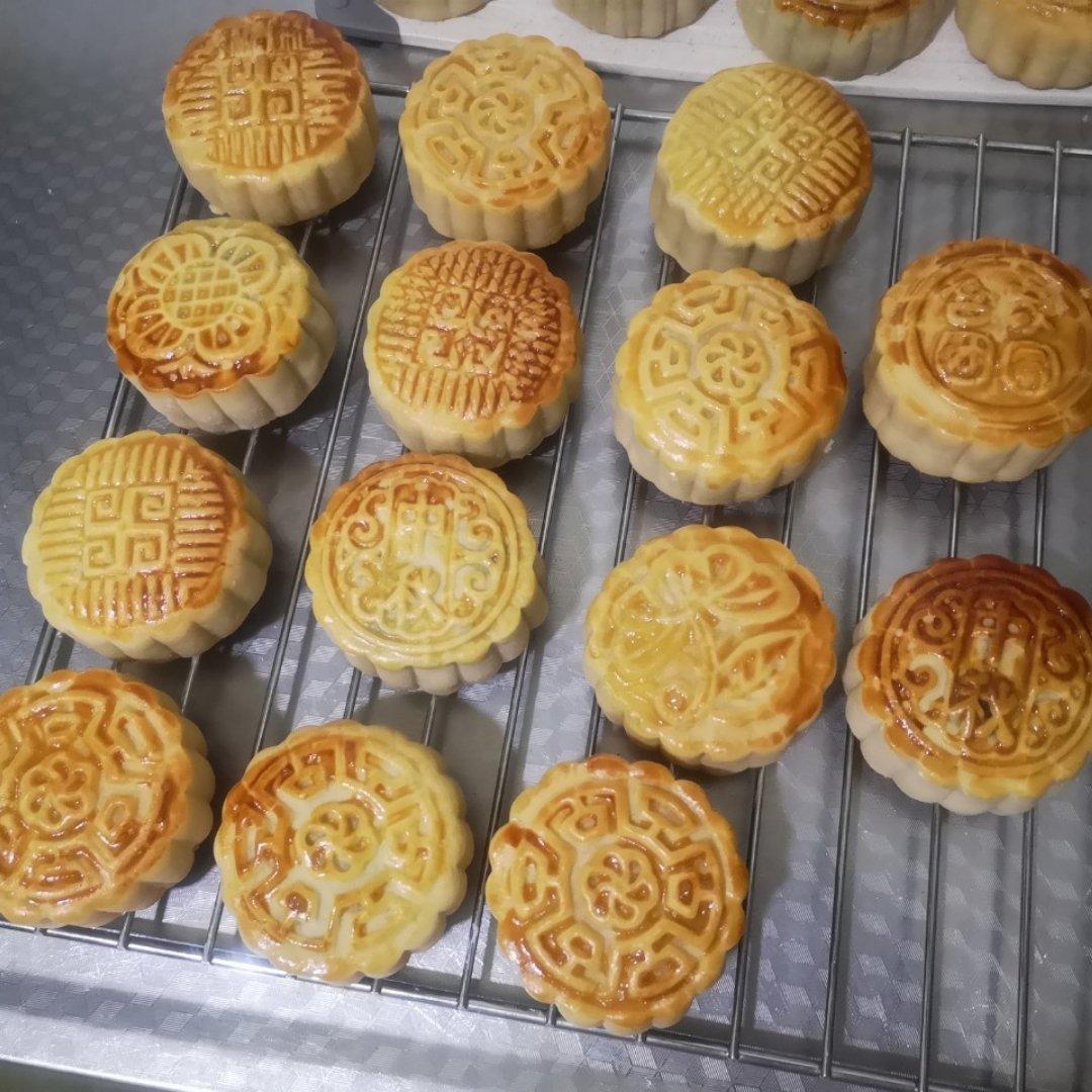 广式月饼－－蛋黄豆沙月饼