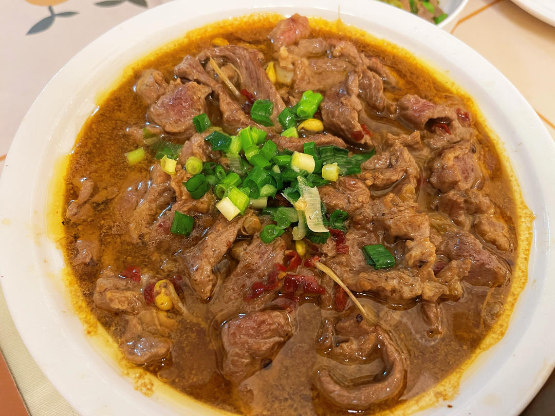 厨师长教你：“传统版水煮牛肉”的家常做法，麻辣味厚，肉质细嫩